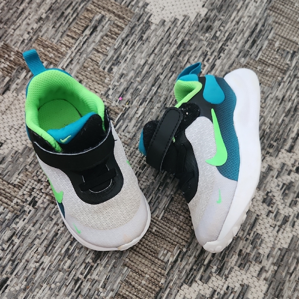 Nike Sz 7 Revolution Sneakers